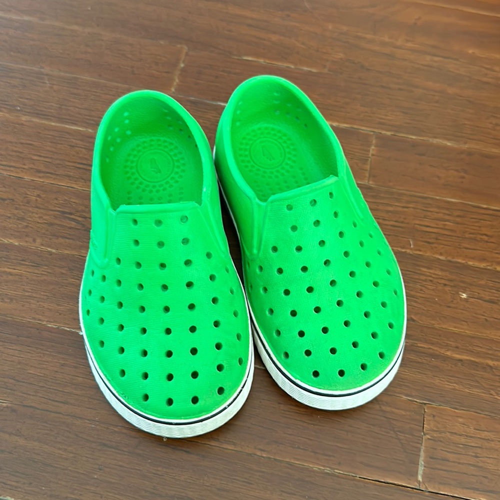 Native boys shoes size 8 in green